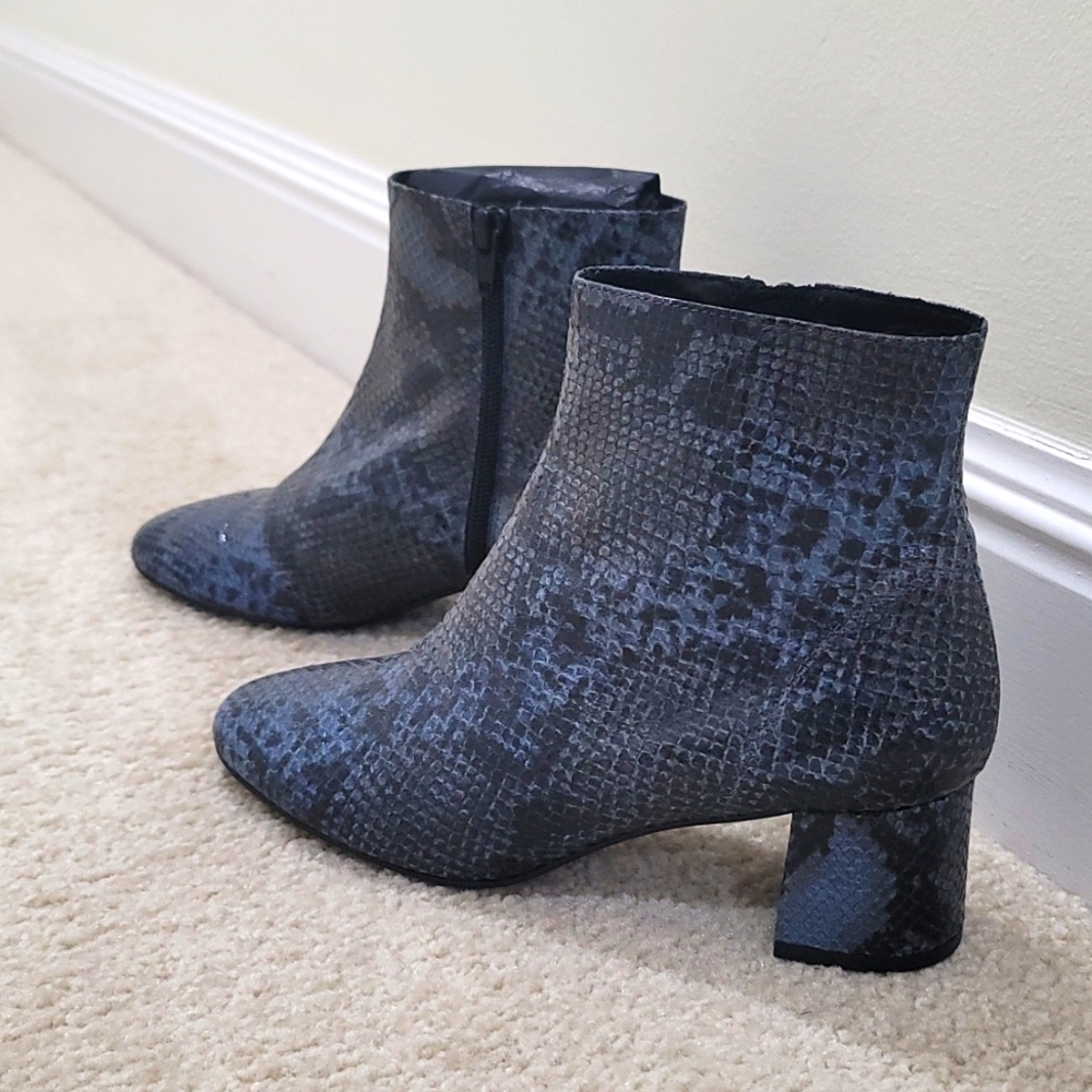 Pair of new  size 7 Renvy python navy ankle bootie